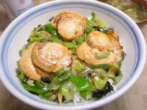 ボイル・ホタテのねぎバター醤油丼