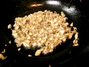 中華鍋にサラダ油を入れ、生姜と舞茸を炒める