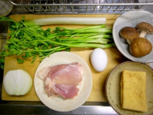 鶏もも肉、芹、椎茸、長ネギ、タマネギ、椎茸、厚揚げ、卵