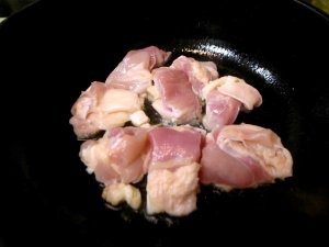 鍋にサラダ油を熱して鶏もも肉を炒める