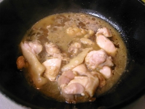 水大さじ３、醤油大さじ２、みりん大さじ２、顆粒だし小さじ1/2を入れる