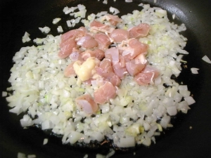 タマネギと鶏肉を炒める