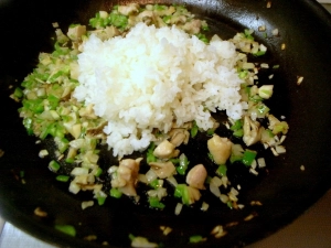レンジで温めたご飯を加える