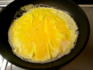 フライパンを洗って、卵焼きを作る