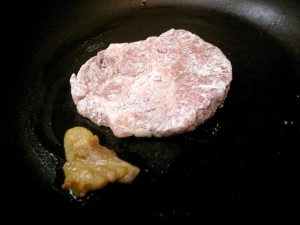 脂身を焼いたラードで豚肉を焼いていく