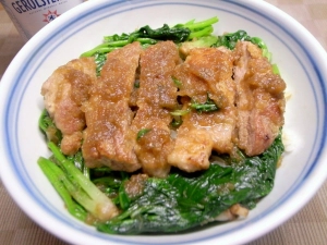 ホウレン草とオニオンソースのポークステーキ丼