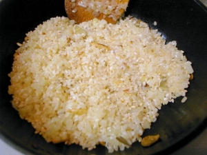 米を炒める