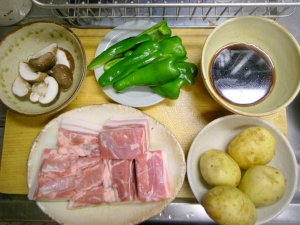 豚バラ肉は切り分けて塩胡椒、ジャガイモはたわしでよく洗う