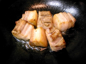 豚バラ肉の表面を焼く