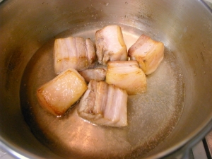 圧力鍋に豚バラ肉と水 400lmを入れる