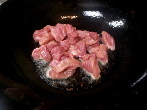 塩と胡椒を揉み込んだ豚肉から炒めていく