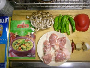 グリーンカレーペースト、鶏もも肉、シシトウ、パプリカ、ぶなしめじ、ニンニク、生姜、唐辛子