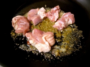鶏もも肉を炒める
