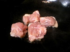中華鍋に薄く油をひいて鶏もも肉を焼く