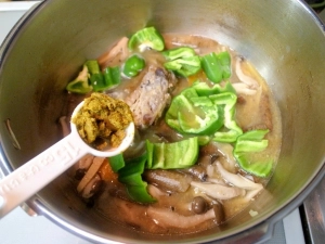 グリーンカレーペーストを大さじ１