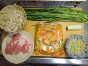 マルちゃん正麺・味噌味、ニラ、もやし、豚肉、生姜、長ネギ