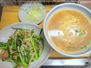 炒めた野菜と肉は皿に取り出し、中華鍋でお湯を沸かしスープを溶かす