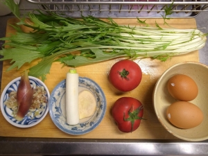 トマト、卵、水菜、ミョウガ、長ネギ、生姜