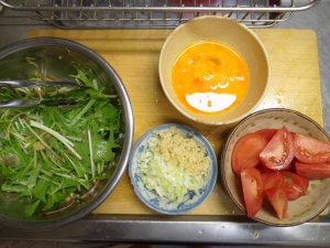 水菜とミョウガは、サラダ油・酢・醤油・胡椒のドレッシングで和える