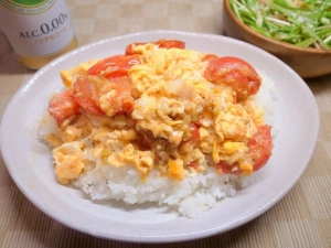 トマトと卵の炒めかけご飯、水菜とミョウガの醤油ドレッシング・サラダ