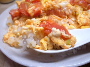 トマトの酸味を優しく包むふわふわ卵