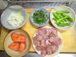 豚タンは塩と胡椒をもみこむ