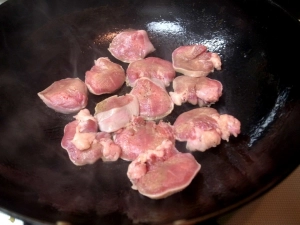 少量のごま油を熱して豚タンを焼く