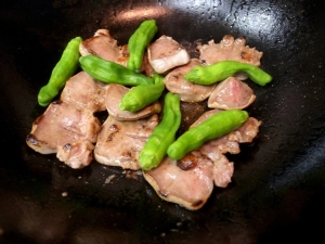 豚タンの両面が焼けたらシシトウを加える