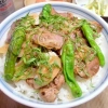 豚タンのネギ塩丼、島ラッキョウの塩漬け