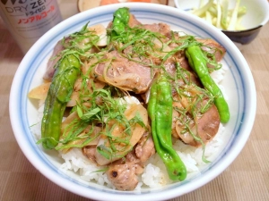 豚タンのネギ塩丼、島ラッキョウの塩漬け