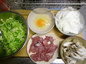 豚ヒレ肉は薄切り、キャベツとピーマンは千切りにしてドレッシングで和える