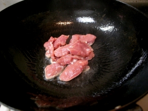 中華鍋に薄く油をひいて豚ヒレ肉を炒める