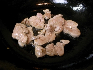豚肉が焼けたら取り出して、中華鍋を洗う