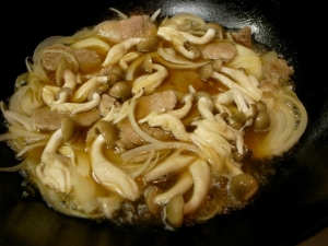 中華鍋に水、醤油、みりん、だしの素、豚肉、タマネギ、ぶなしめじを入れて煮る