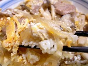 だしで煮たタマネギが甘くて美味い