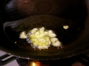 オリーブオイルを温めてニンニクの香りを引き出す
