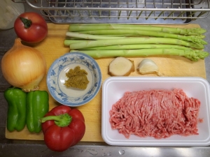 挽肉、ピーマン、パプリカ、タマネギ、グリーンカレーペースト、トマト、アスパラガス、ニンニク、生姜