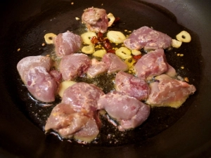小麦粉をまぶしたレバーをオリーブオイルで炒める