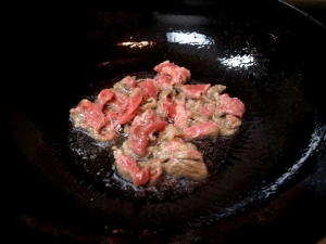 すりおろしニンニク、片栗粉を揉み込んだ牛肉を炒める