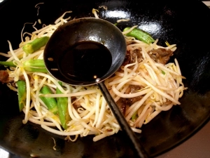 もやしも入れたらオイスターソースと酒の合わせ調味料で味付け