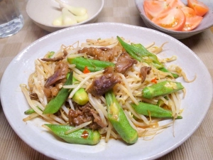 牛肉とオクラ、もやしのオイスターソース炒め