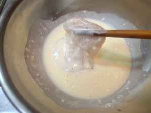 市販の天ぷら粉を水に溶く