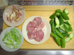 豚タンは塩、胡椒、キュウリは乱切り