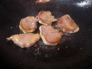 豚タンを炒める