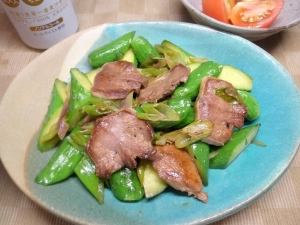 豚タンとキュウリのナンプラー炒め