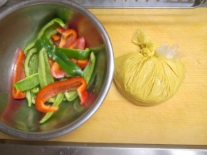 ヨーグルトと調味料を混ぜて鶏胸肉を漬け込む