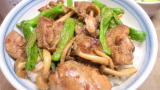 鶏レバーとシシトウの丼