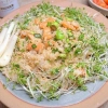 サーモンとニラのピリ辛混ぜご飯