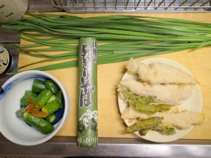 ニラ、蕎麦、鶏ささみとシシトウの天ぷら、キュウリのニンニク醤油漬け