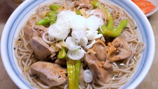 鶏レバーとシシトウの蕎麦